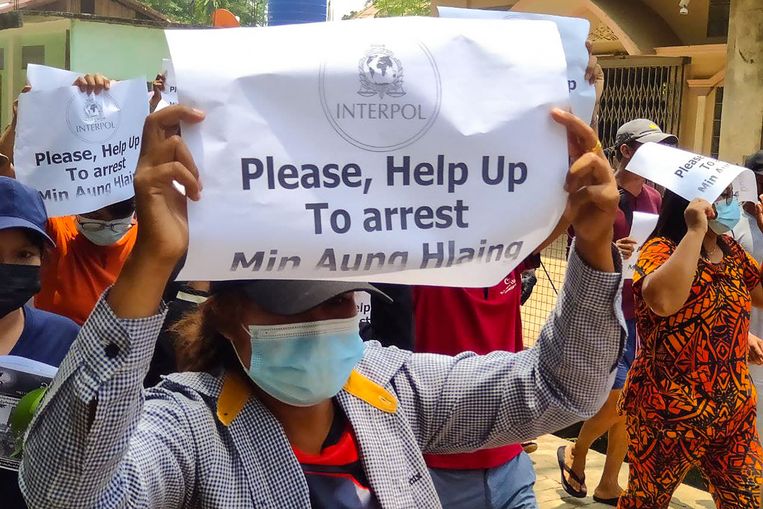 Demonstranten roepen op tot de arrestatie van de militaire machthebber van Myanmar, Min Aung Hlaing. Archiefbeeld uit april van dit jaar. Beeld AFP/DAWEI WATCH