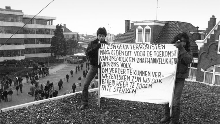 Twee Molukkers voeren actie tijdens het proces tegen de treinkaping bij Wijster op 12 maart 1976. Beeld Hans Van den Boogaard