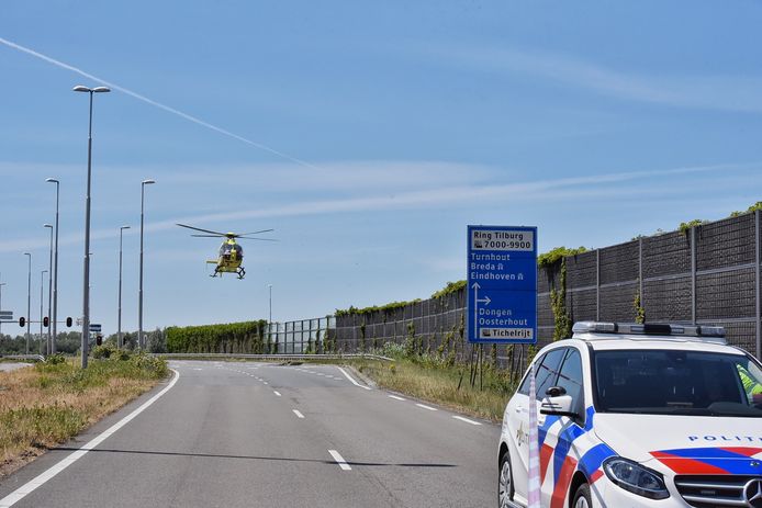 De traumahelikopter landt op de Burgemeester Letschertweg in TIlburg.