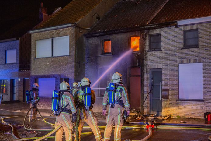 De rijwoning ging volledig verloren.