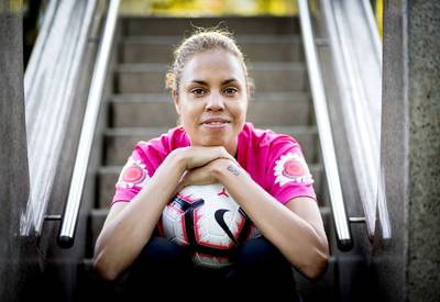 Nederlands straatvoetbalicoon werd vroeger gepest: ‘Ik zag een manwijf in de spiegel’