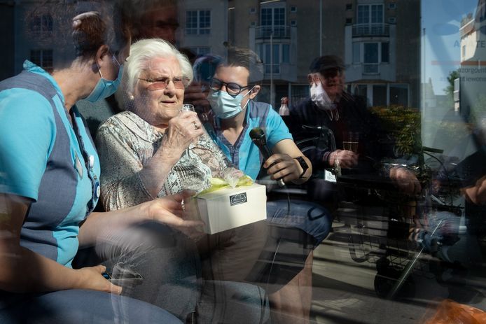 Een archiefbeeld van Julia Van Hool tijdens het feestje voor haar 111de verjaardag.