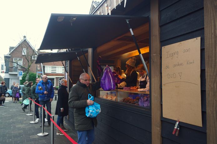Bij bakkerij Klaas Hartog in Bunschoten is een extra kraam opgebouwd.