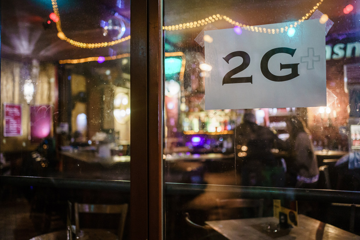 A cafe in Berlin refers to the 2G-plus rule, under which only booster vaccines can enter without a negative test.  Environmental Protection Agency's photo