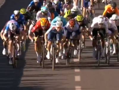 Merlier sprint op fiets van ploegmaat na late wissel naar derde plek in AlUla Tour, Nederlander Van Uden wint
