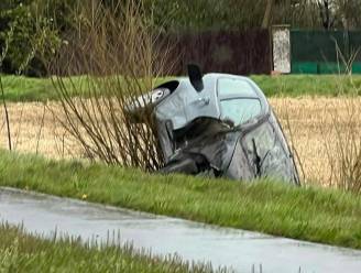 Vrouw belandt met wagen in gracht in Torhout