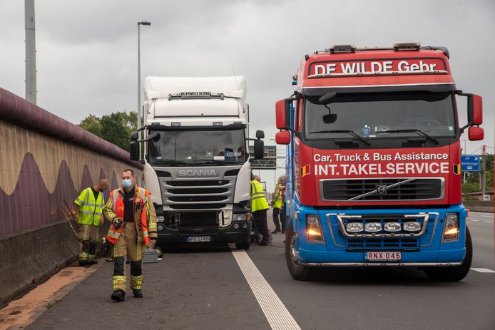 Bij een verkeersongeval scheurde de mazouttank van een vrachtwagen en de olie kwam op de E17 terecht in Gentbrugge.