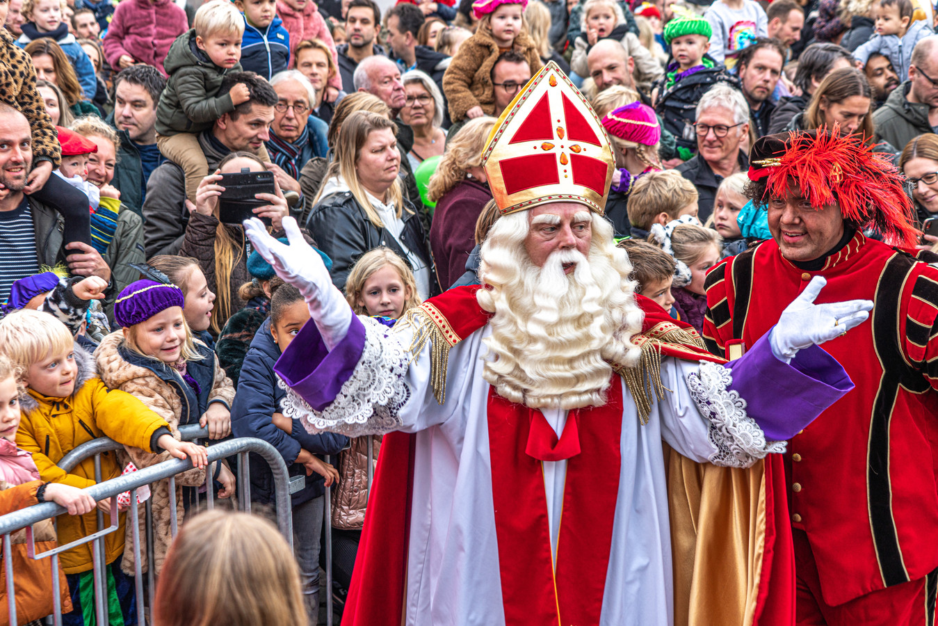 Duizenden Zwollenaren zien Sinterklaas met pakjesboot vol roetveegpieten aanmeren ‘Blij dat het