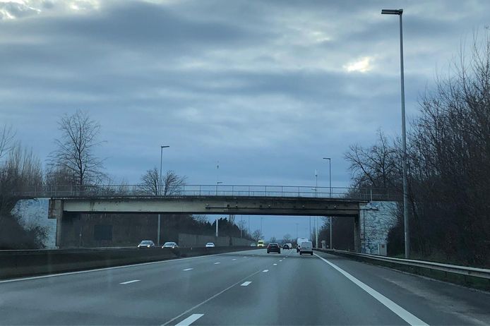 De brug van de Merestraat over de E40 wordt gesloopt en vervangen.