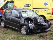 Vrouw naar ziekenhuis na botsing tegen boom bij Boxtel, flinke schade aan auto