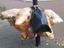 Saver gaat oranje zakken controleren in Westrand en Oudenbosch: ‘Te veel afval in wat er niet in thuis hoort’