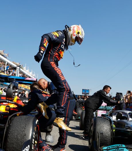 WK-stand Formule 1 | Max Verstappen deelt flinke tik uit aan gecrashte Charles Leclerc