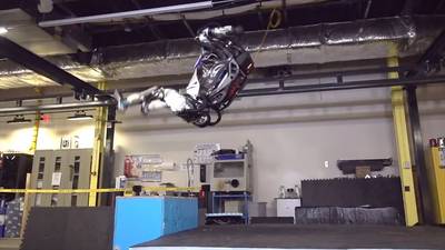 Robot doet achterwaartse salto