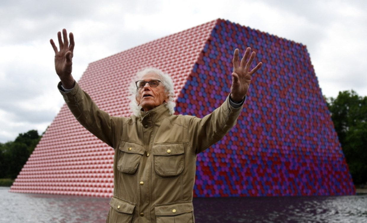 Christo voor zijn kunstwerk Mastaba in Londen. Beeld EPA
