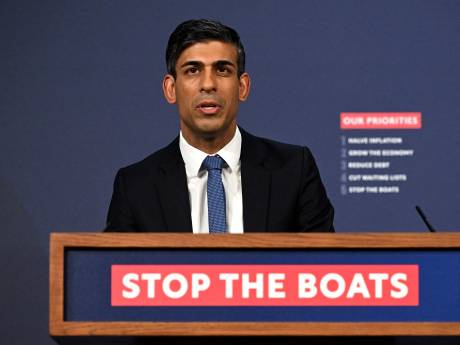 Le Royaume-Uni va héberger des migrants sur des sites militaires, voire des bateaux
