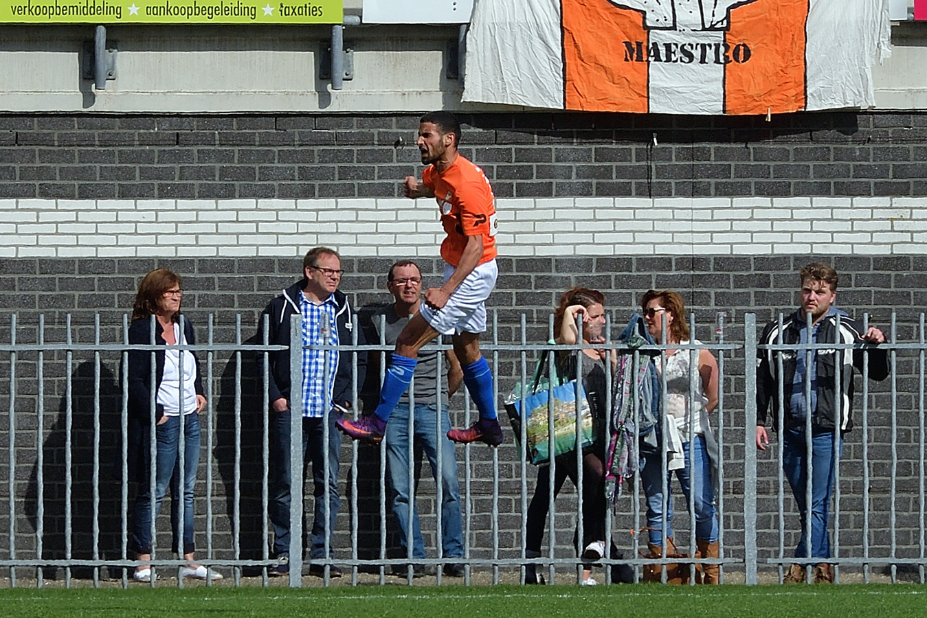 Anwar Tarfit viert een doelpunt met de supporters. RBC onderzoekt een samenwerking met Halsteren.