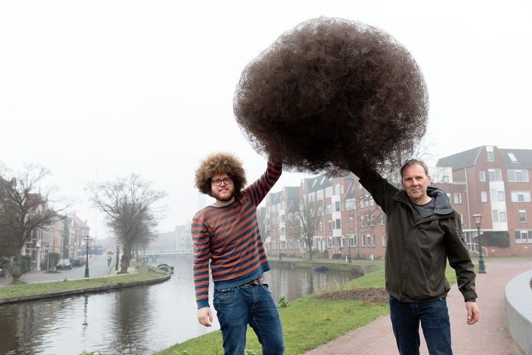  Auke-Florian Hiemstra (links) en Daniel Siepman met de 20.000 opgeraapte matjes van de Lammermarkt. Beeld Inge Van Mill
