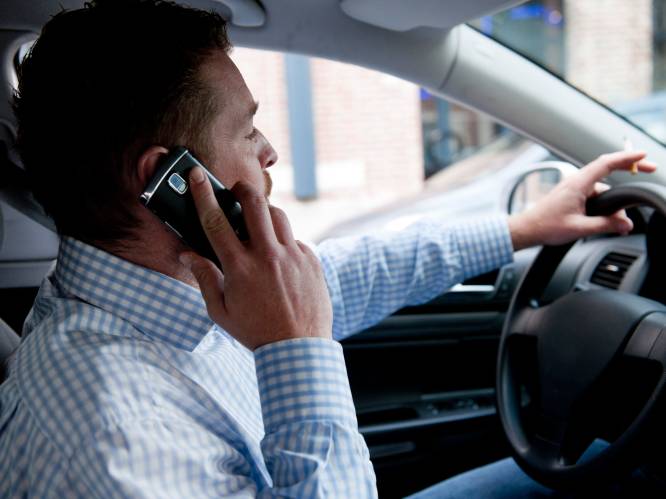 Gsm’en tijdens het rijden? Bestuurders kunnen tijdelijk rijbewijs meteen kwijtspelen