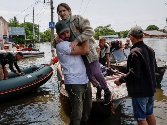 Oekraïners in bezet gebied zitten na overstroming als ratten in de val: “Onze boten zijn gestolen, ze zijn ons kapot aan het maken”