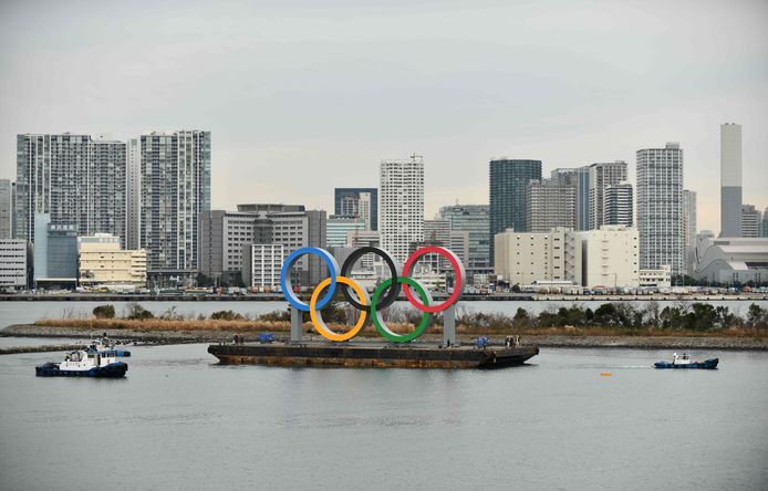 De olympische ringen zijn de Baai van Tokio binnen gevaren.
