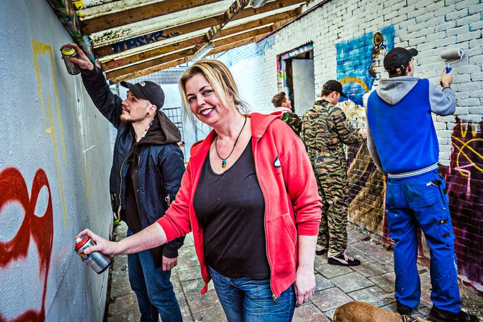 Kunstenaar Jenneke van Wijngaarden (m) uit Wilnis, de moeder van de verdwenen jongen (21).