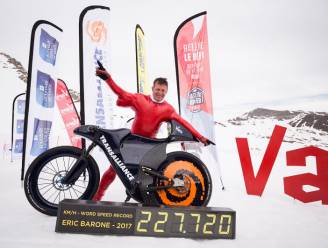 Waanzin op de fiets: 56-jarige breekt wereldrecord en scheurt met 227 km/u naar beneden