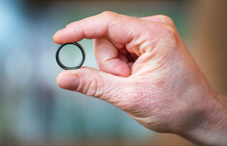 Mens weer dichter bij cyborg, ABN Amro komt met pin-ring: contactloos betalen met een vingerknip