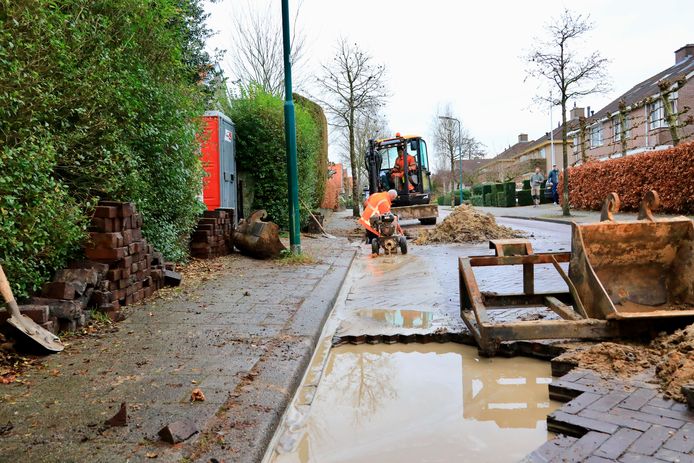 De straat moest worden opengebroken om bij de breuk te herstellen.