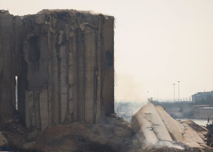 De la fumée s'élève alors qu'une partie des silos à grains de Beyrouth endommagés par l'explosion d'août 2020 s'effondre à Beyrouth, au Liban, le 4 août 2022.
