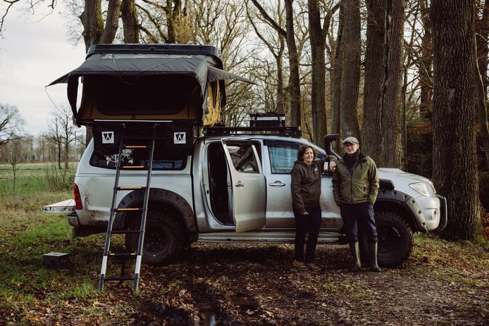 Sandra Larisch (53) en Dimitri Geentjens (48) uit Turnhout hebben een Toyota Hilux voor hun offroad-vakantie.