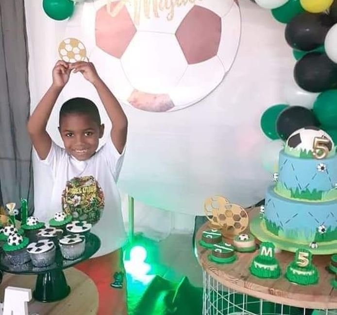 Miguel tijdens zijn vijfde verjaardag, geheel in voetbalstijl. De omgekomen jongen droomde van een carrière als profvoetballer.
