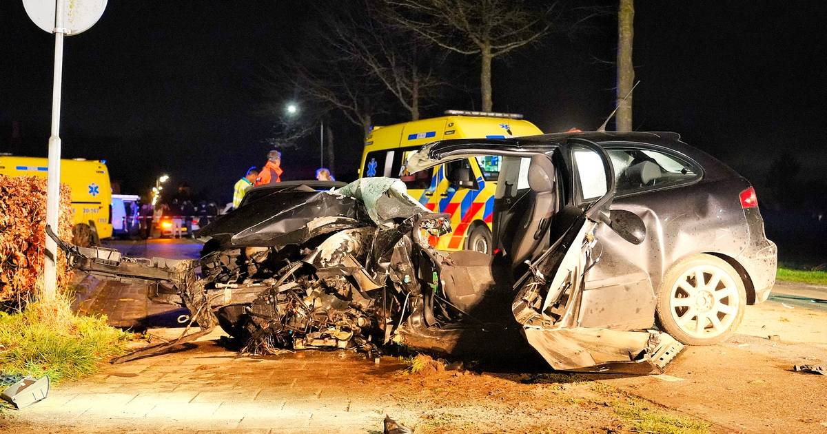 Auto knalt tegen boom in Ulicoten: bestuurder zwaargewond, politie onderzoekt mogelijke straatrace