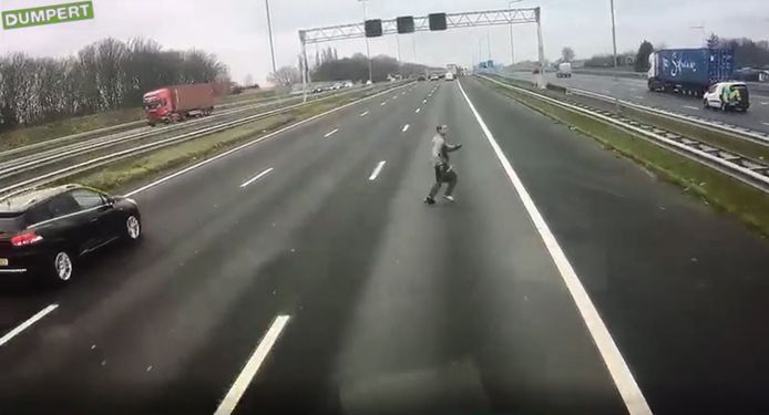 Een man die de snelweg A16 lopend overstak, bezorgde een trucker de schrik van zijn  leven