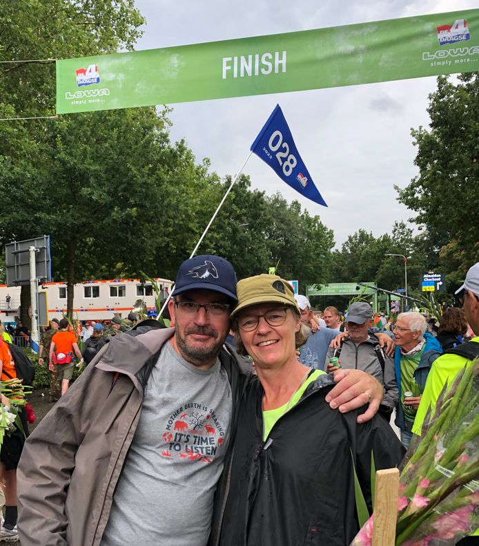 Eric met zijn vrouw bij de finish van de Nijmeegse Vierdaagse.