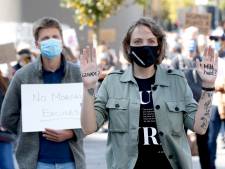 Velen bij Moria-demonstratie op Jaarbeursplein: ‘Ze hebben niet alleen slaapzakken en kleding nodig, maar húlp’
