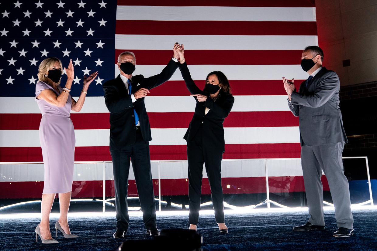 Joe Biden haalde in augustus de Democratische nominatie binnen en stelde tijdens de conventie Kamala Harris voor als running mate. Hun partners, Jill Biden en Douglas Emhoff, juichen hen toe. Beeld NYT