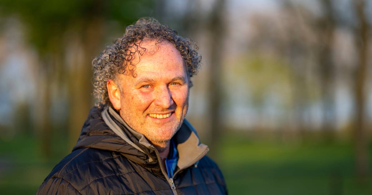 Wiedemeijer weigert invalbeurt als scheidsrechter, Vianen-coaches juichen in korte broek, Milsbeek-s