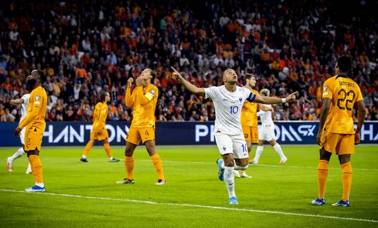 Kylian Mbappé scoort tegen Nederland.  Dankzij de 2-1-zege heeft Frankrijk zich geplaatst voor het EK.