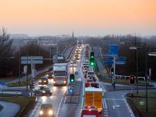 Tweede Kamer vraagt kabinet om oplossen van ‘verkeersknelpunt’ Rijnbrug