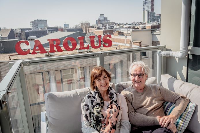 Jessica Beghijn en Corné de Brouwer op hun balkon tegenover de bioscoop.