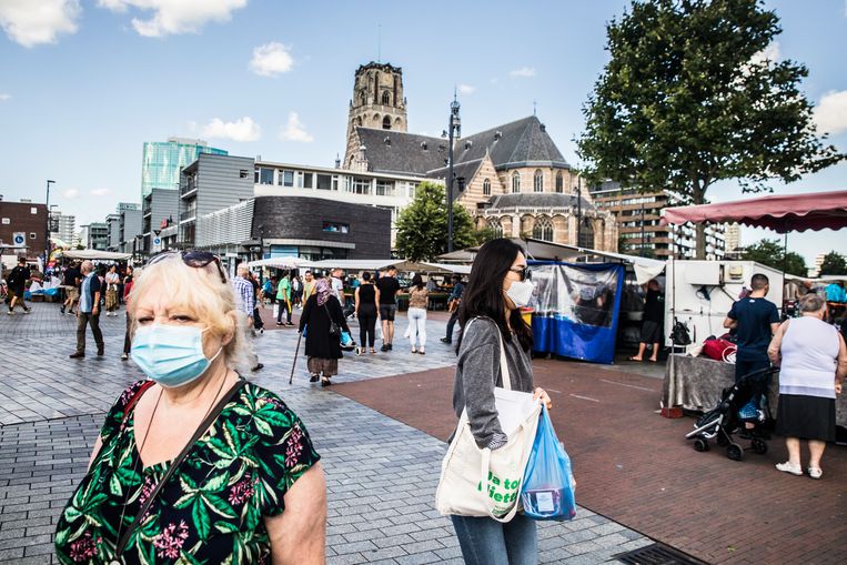 Op de markt Blaak draagt intussen zowat een op de tien bezoekers een mondmasker, vanaf woensdag is het verplicht.  Beeld Aurélie Geurts