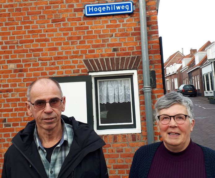 David Wisse en Wies Keunen van de Stichting Leefbaarheid Kom Domburg vinden dat er echt iets gedaan moet worden tegen de kamerverhuur.