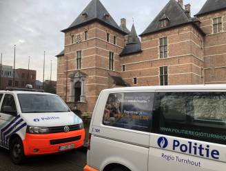 Politie ontdekt in auto verborgen ruimte met 27 kilo cocaïne: bestuurder riskeert 3 jaar cel