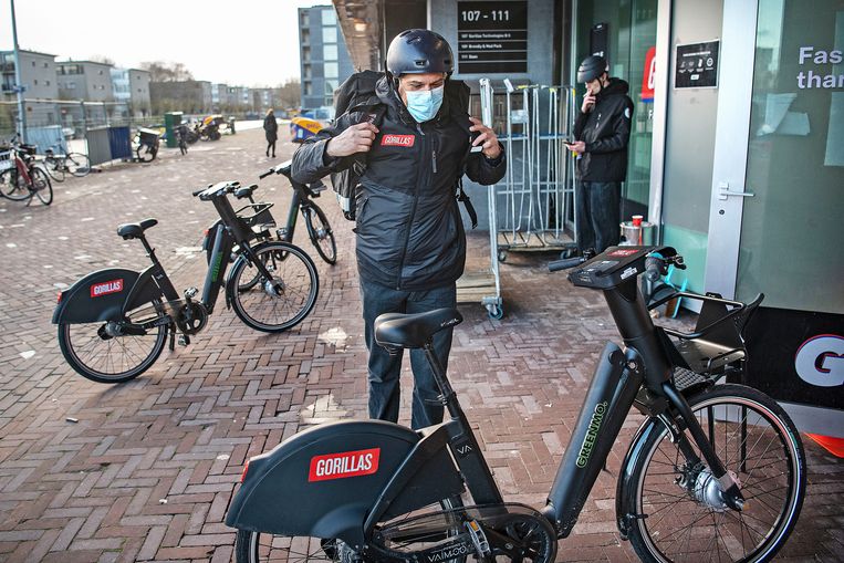 Fietsers in dienst van bezorgbedrijf Gorillas werken vanuit kantorencomplex Init in Amsterdam-Oost. Beeld Guus Dubbelman / de Volkskrant