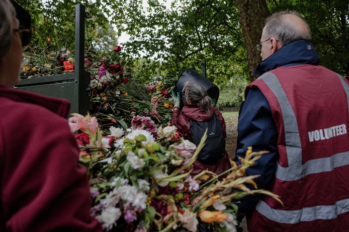 Vrijwilligers halen bloemen voor de Queen weg uit Londense parken.