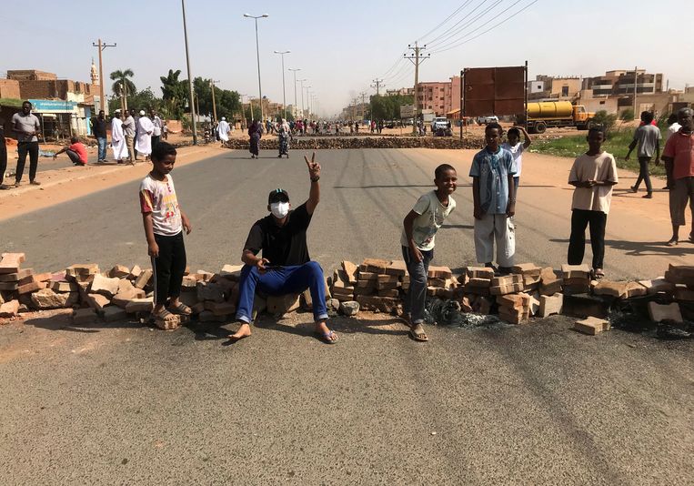 Na het nieuws van de coup probeerde de Soedanese bevolking wegen te blokkeren, zoals hier in Khartoem.  Beeld REUTERS
