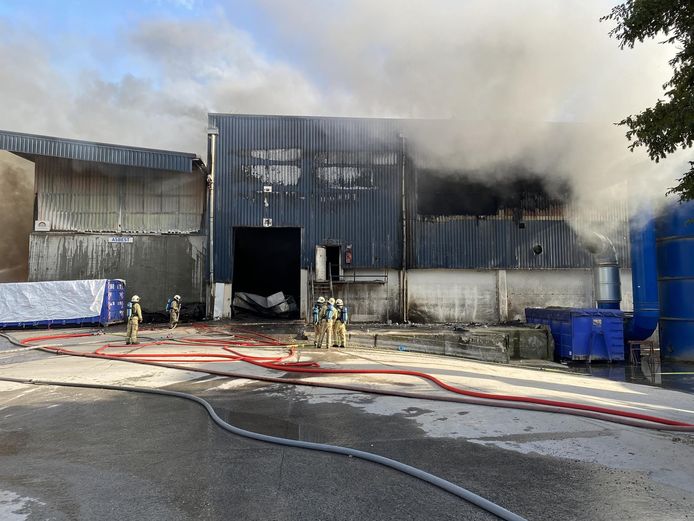 Felle brand woedt bij afvalbedrijf op Industriezone Klein Frankrijk in ...