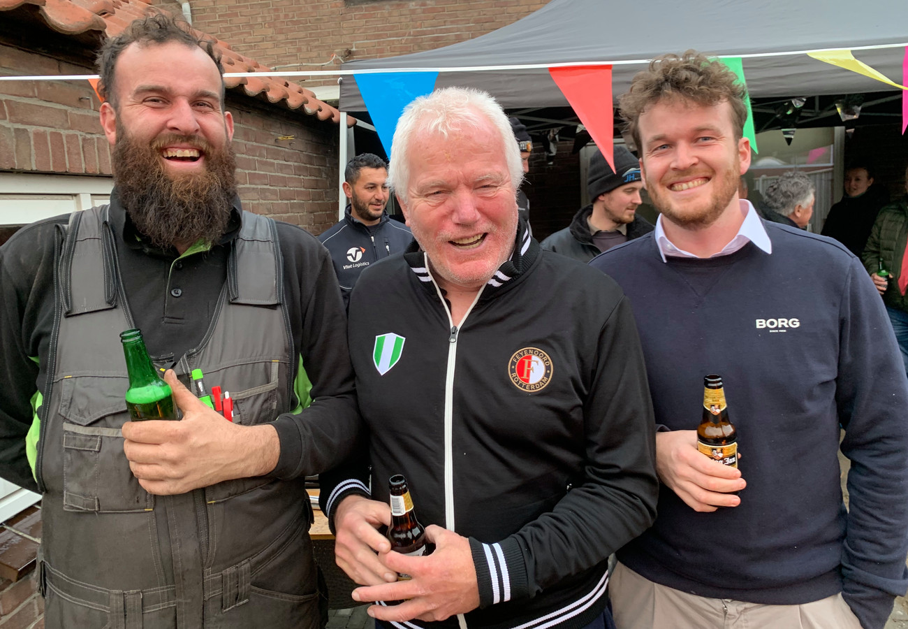 De broers Flores (37) en Kees (32) Harrewijn met achterbuurman Teus, die na jaren op het dak en in de kaas te hebben gewerkt met pensioen gaat.