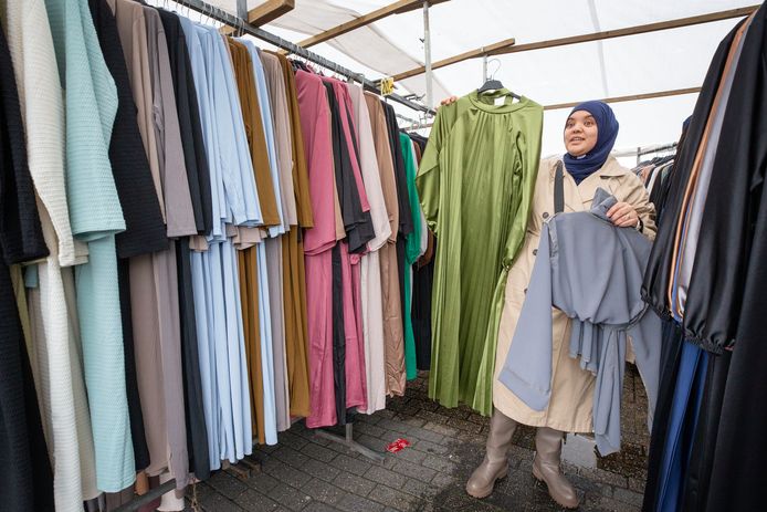 Salima zoekt een nieuwe jurk voor het aanstaande Suikerfeest. ,,Ook voor niet-moslima leuk om te dragen.”