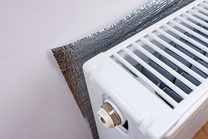 Door isolatiemateriaal áchter de radiator te plaatsen maak je optimaal gebruik van de warmte die vrijkomt.